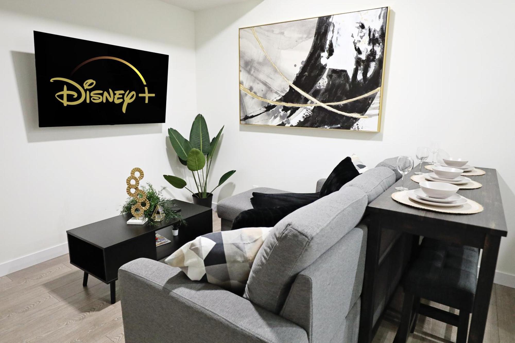 Elegant Escape With King Bed, Long Stays, Wem, Holiday home Edmonton